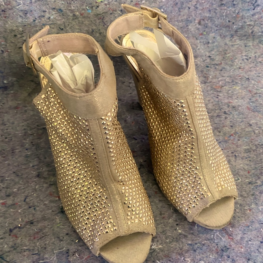 Jennifer Lopez Gold Studded Women's Peep Toe Heels